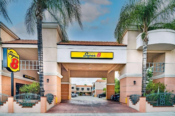 Super 8 by Wyndham North Hollywood Main image